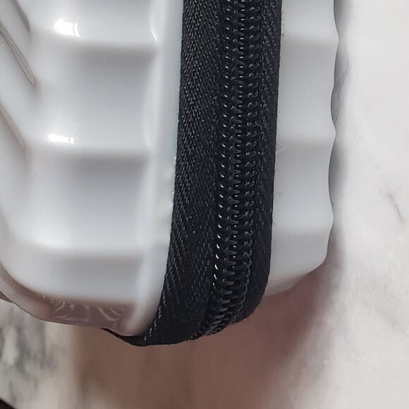 TUMI Delta Hard Shell Silver Luggage Toiletry‎ Travel Kit Case Zip Around Full - Picture 8 of 8